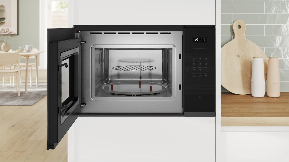 Series 6 Built-In Microwave with grill 59 x 38 cm Black stainless steel.