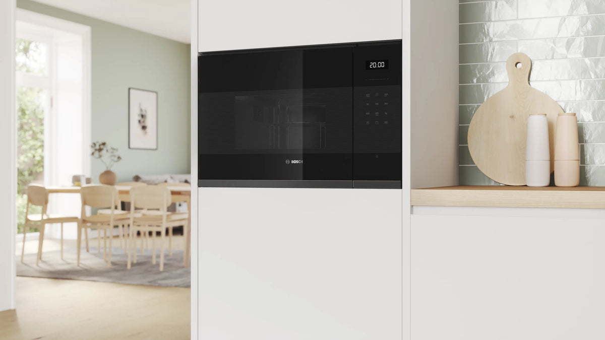 Series 6 Built-In Microwave with grill 59 x 38 cm Black stainless steel.