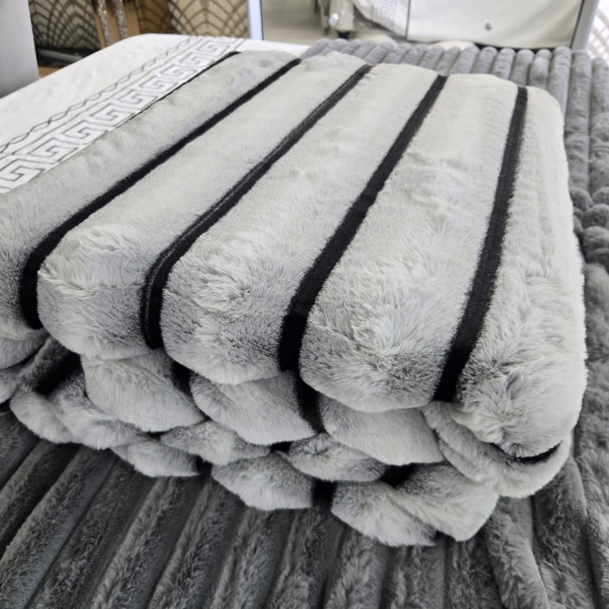 Cotton Co Alaska Faux fux Throw 220X240cm Silver AL240S