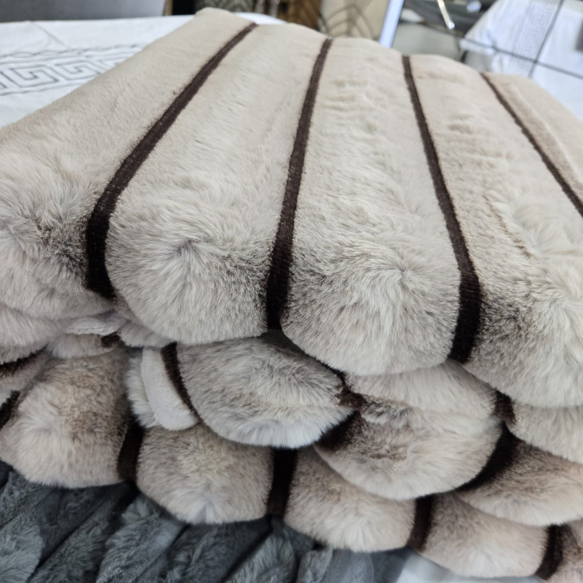 Cotton Co Alaska Faux fux Throw 220X240cm Light Brown AL240LB