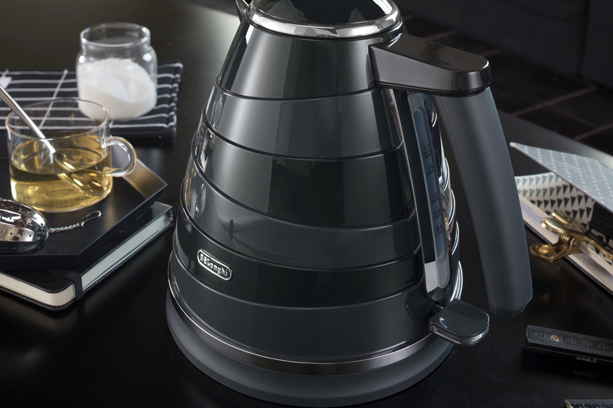 Delonghi KETTLE Delonghi Avvolta Class Kettle Black KBAC3001.BK