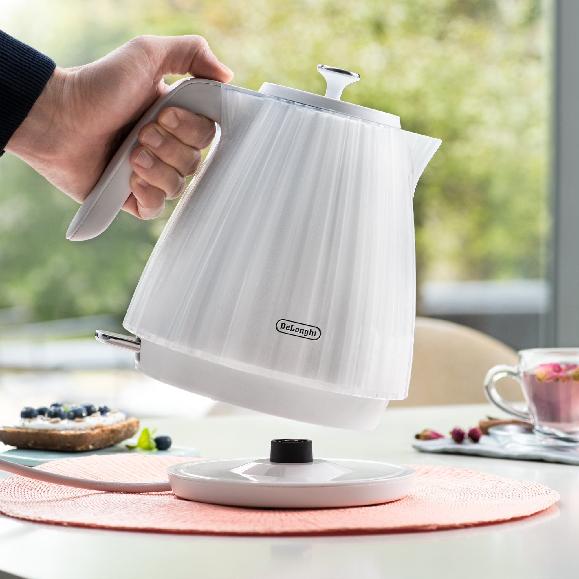Delonghi KETTLE Delonghi Ballerina Cordless Kettle Opaline White 1,7L KBD3001.W (7400466972761)