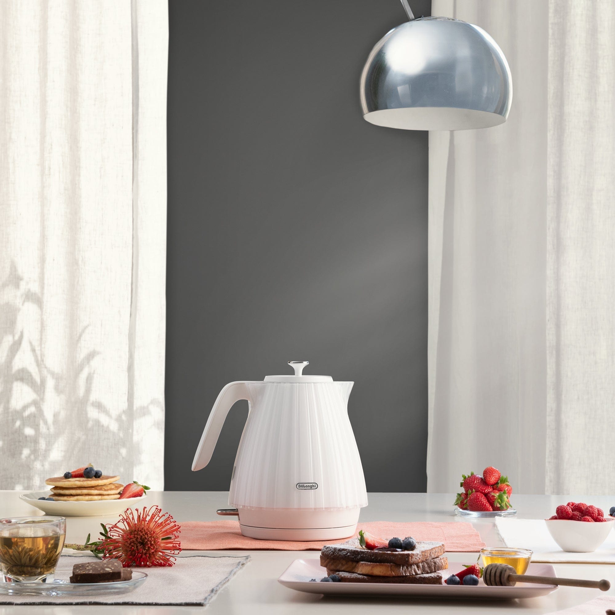 Delonghi KETTLE Delonghi Ballerina Cordless Kettle Opaline White 1,7L KBD3001.W (7400466972761)