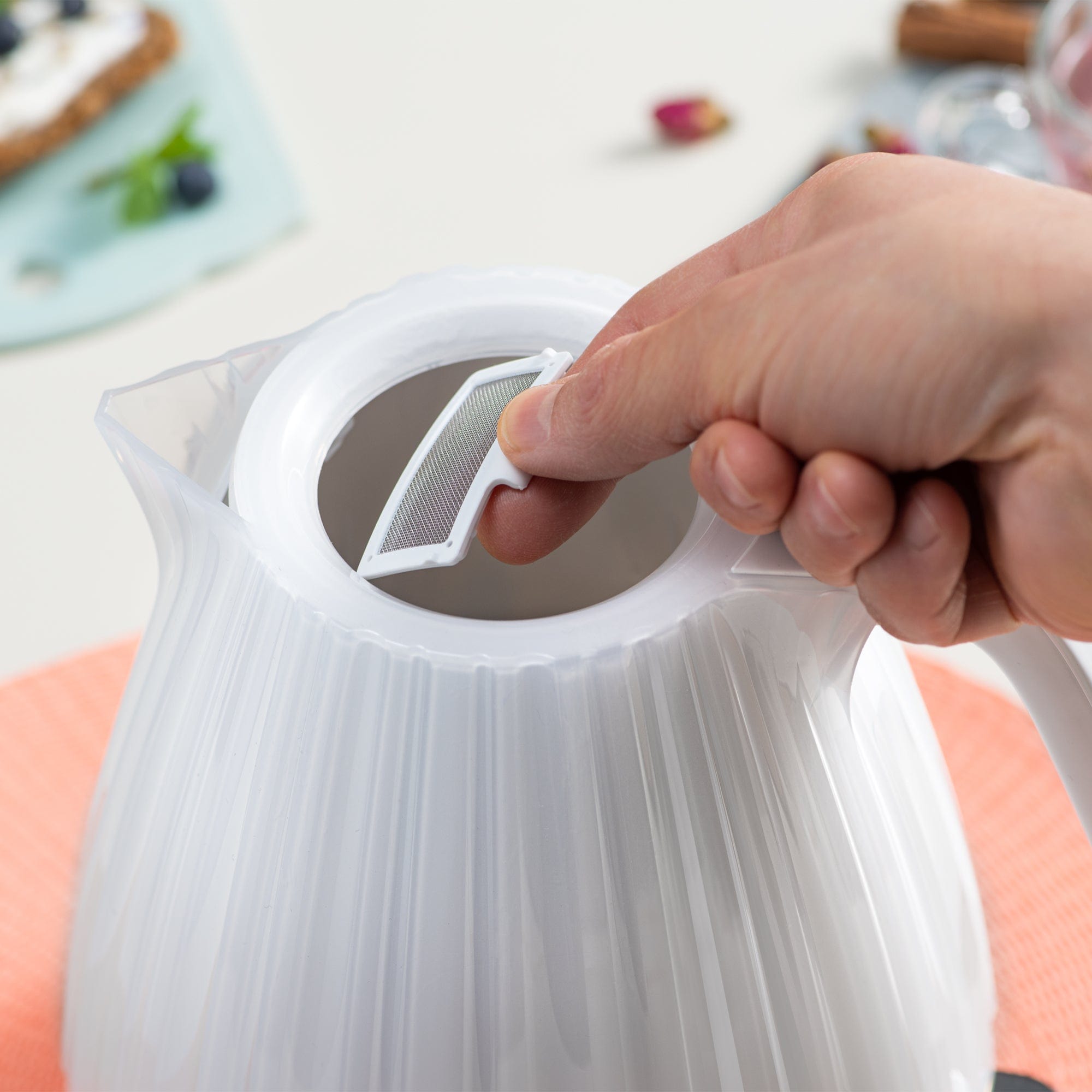 Delonghi KETTLE Delonghi Ballerina Cordless Kettle Opaline White 1,7L KBD3001.W (7400466972761)