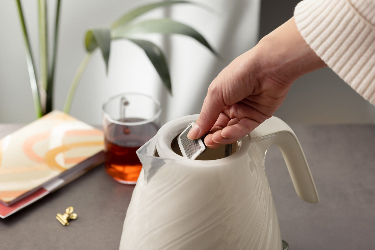 Delonghi KETTLE Delonghi Ballerina Seta Electric Kettle Silk Beige KBDS3001.CR