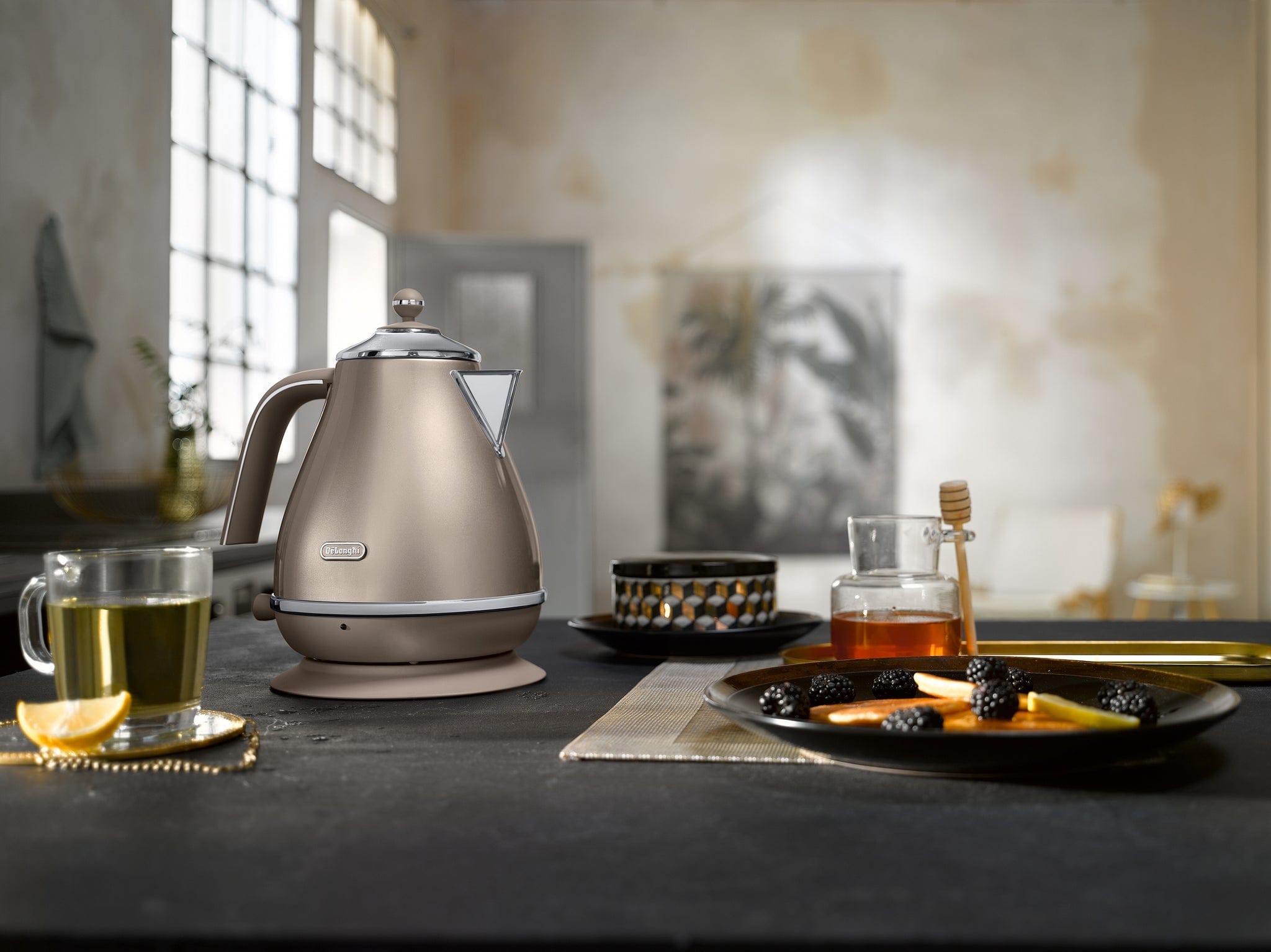 Delonghi KETTLE Delonghi Icona Metallics Electric Kettle Beige KBOT3001.BG