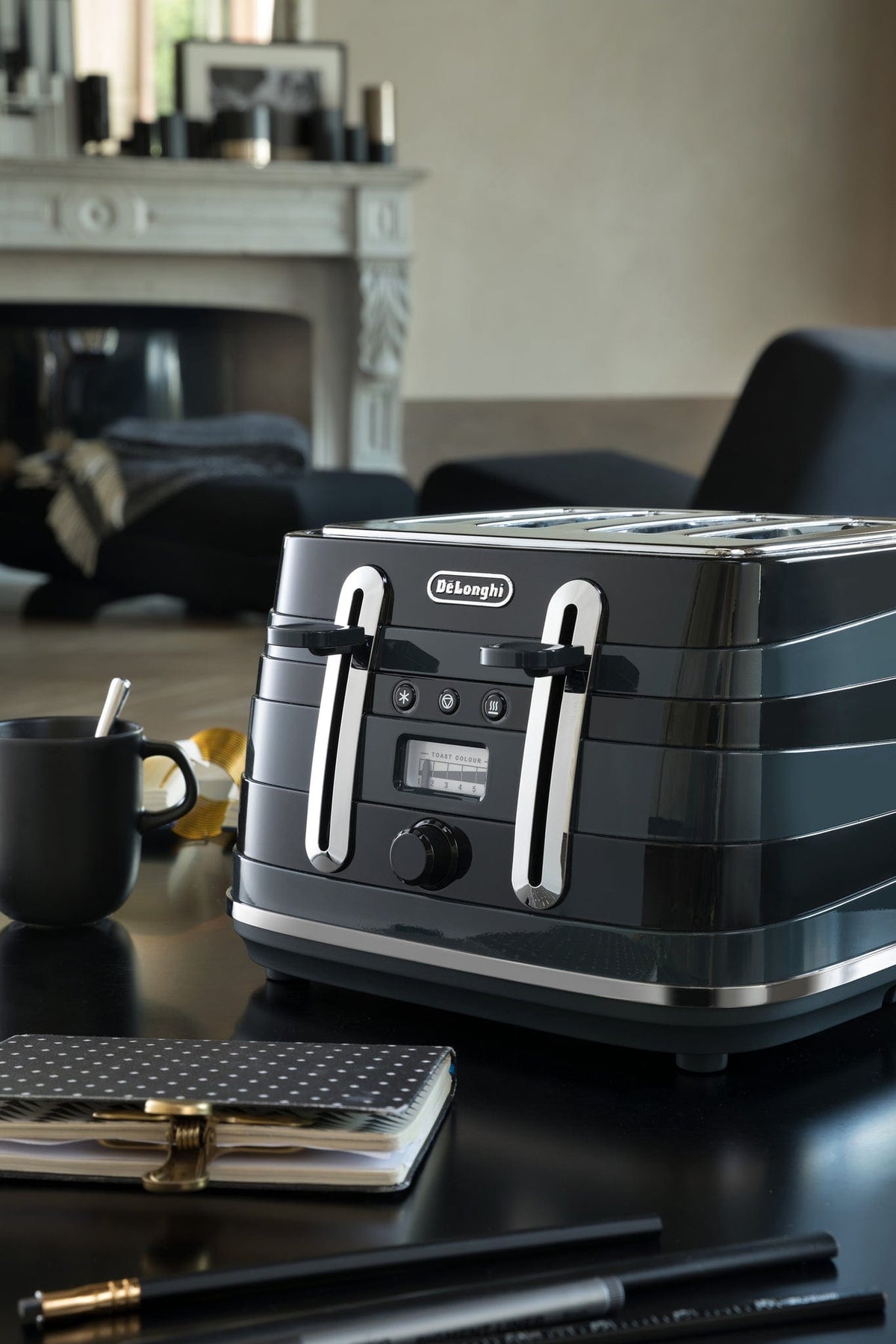 Delonghi TOASTER Delonghi Avvolta Class 4 Slice Toaster Black CTAC4003.BK