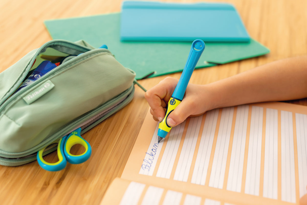 Pelikan Scissors SC1BLS Nefrblue Left Point On Rivetcard 810265