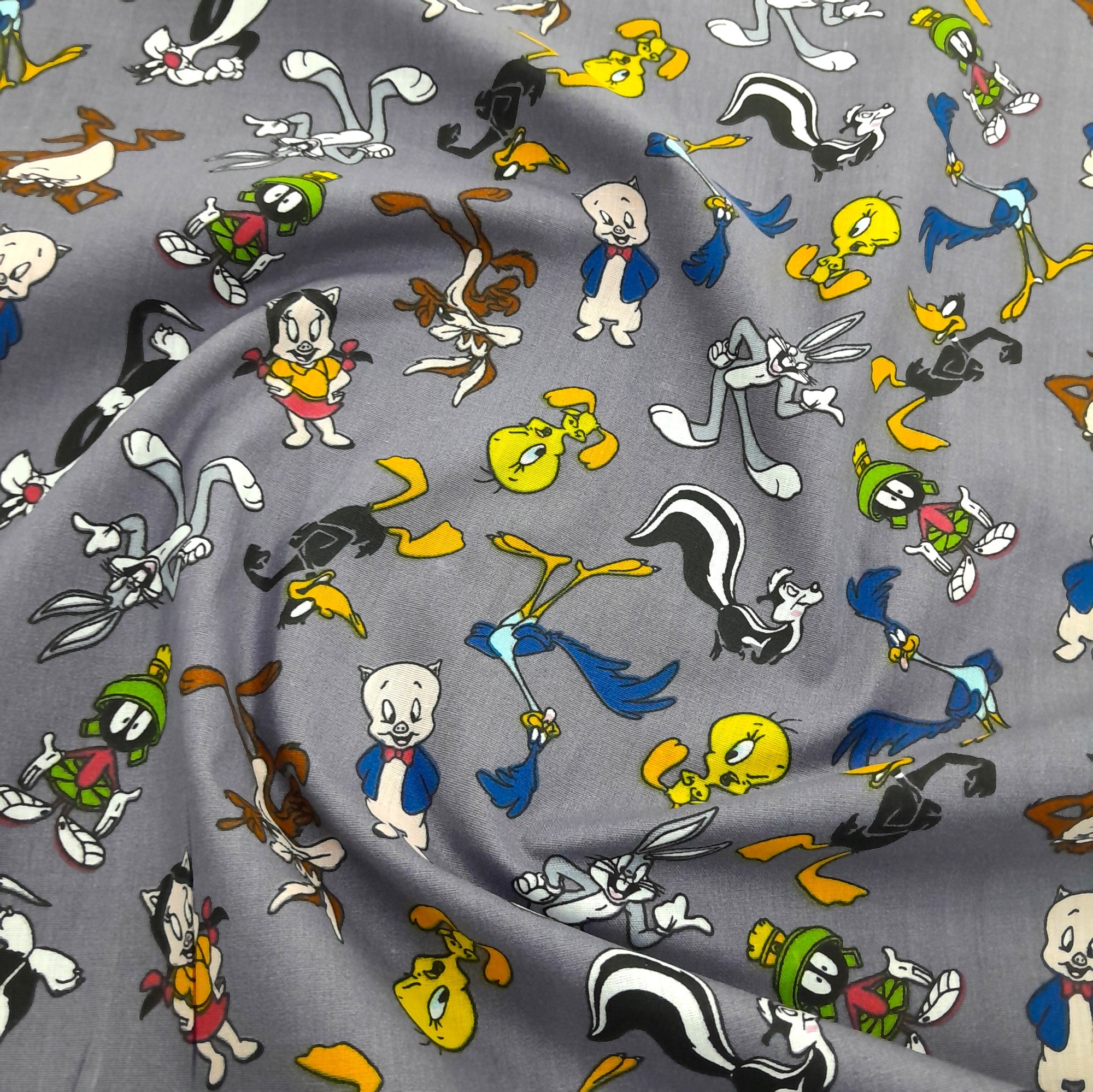 100% Printed Cotton Sheeting Fabric Looney Toons 240 cm (8043789975641)