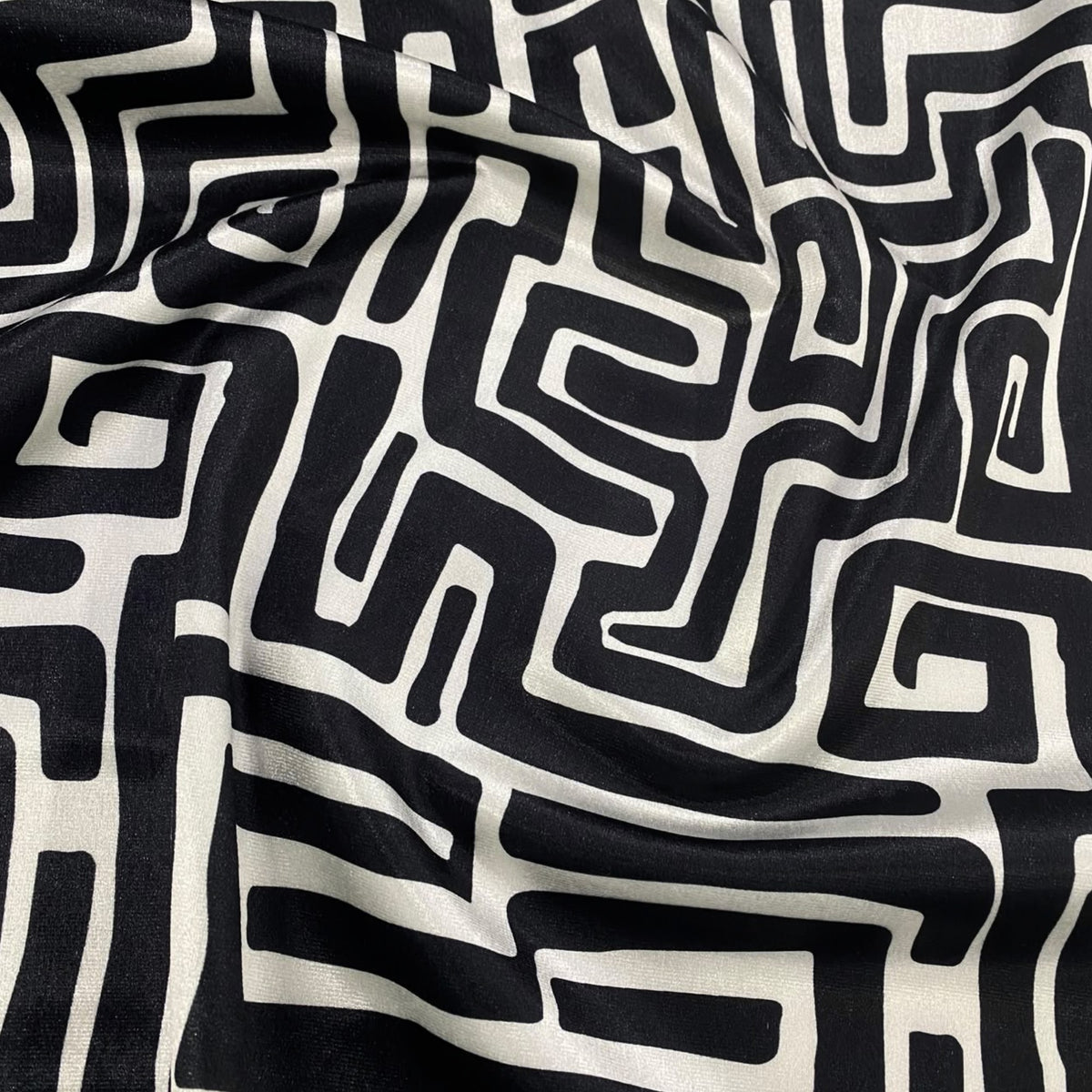 Piano Velvet Upholstery Fabric Maze Black/White 140 cm.