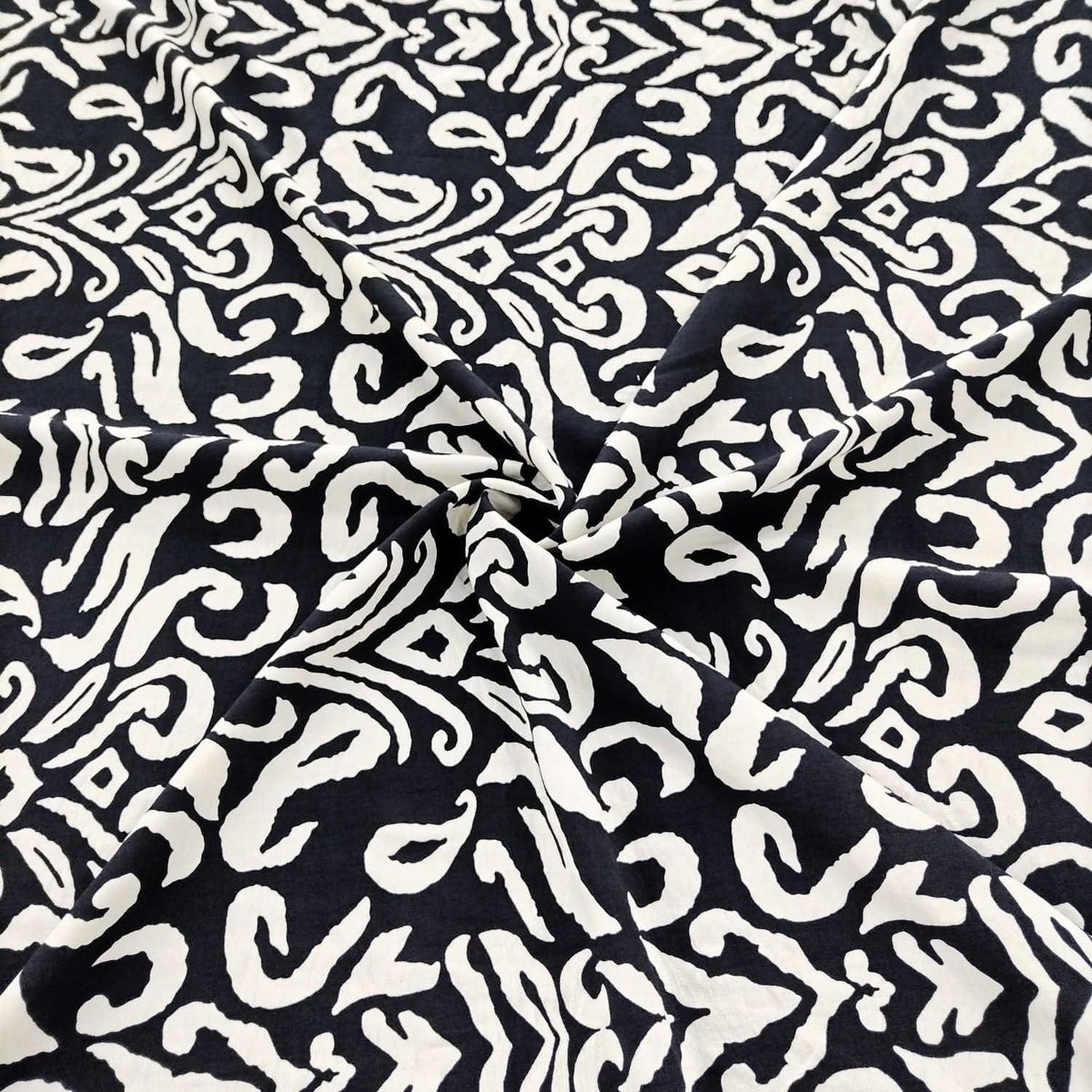 MHC WORLD Capri Linen Look Print Black / White Capri Linen Look Print 140cm