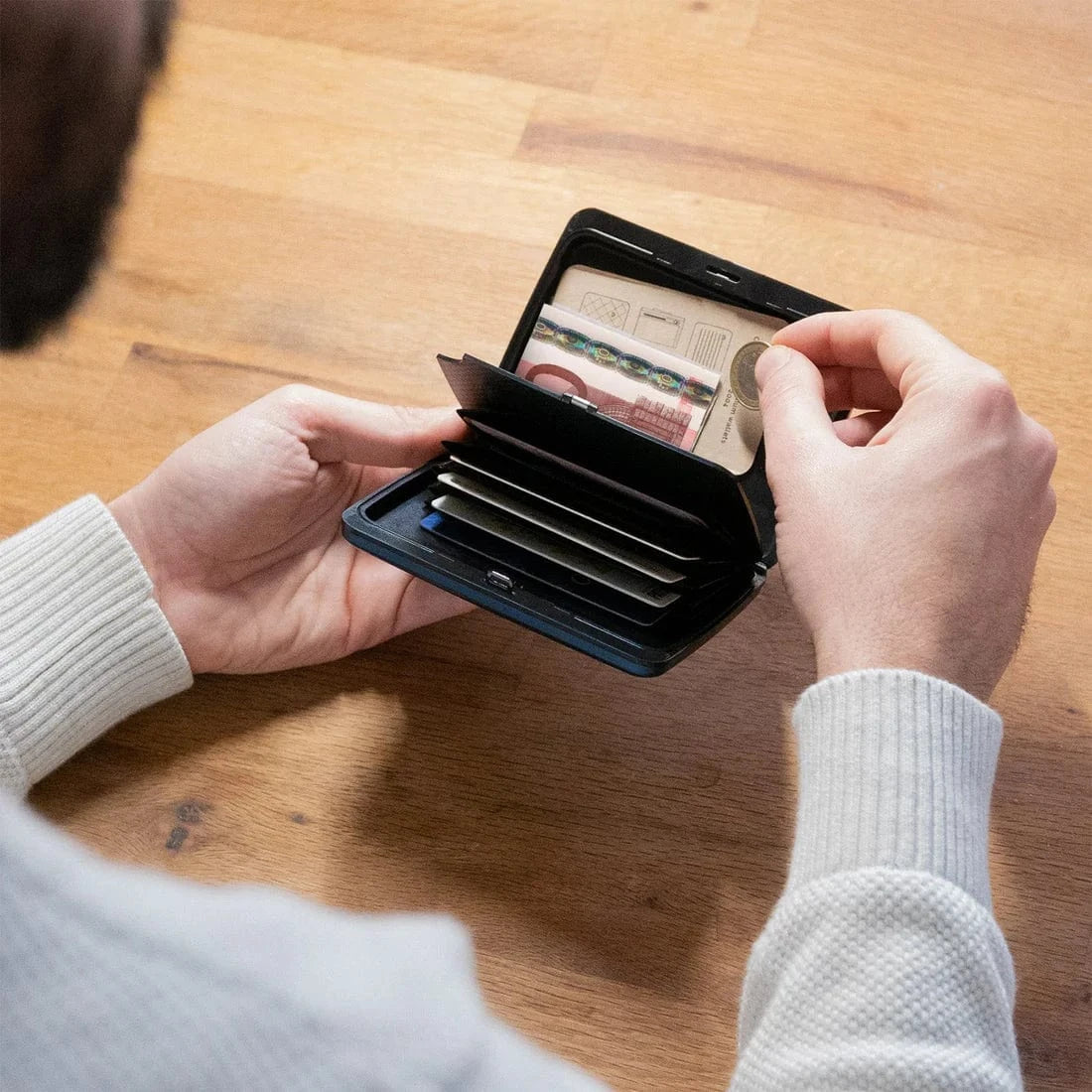 Ogon Card Holder Ogon Smart Case V2L Platinum