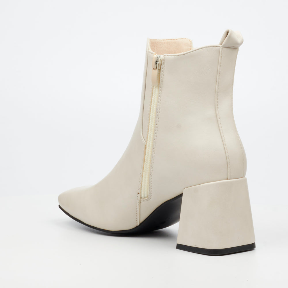Butterfly Feet Shardea 1 Ladies Ankle Boot - Ivory.