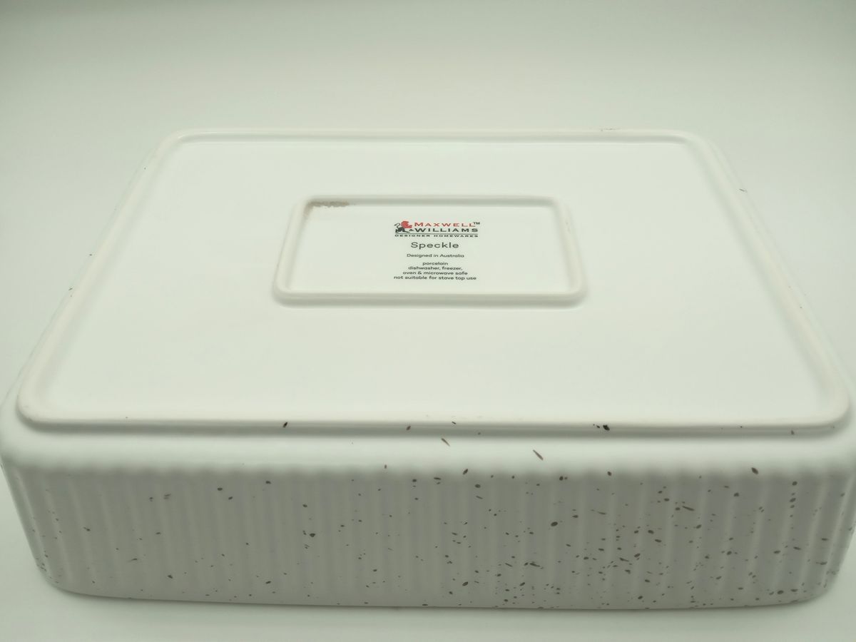 Maxwell & Williams Speckle Rectangular Baker With Tray 33x23cm Cream IA0328
