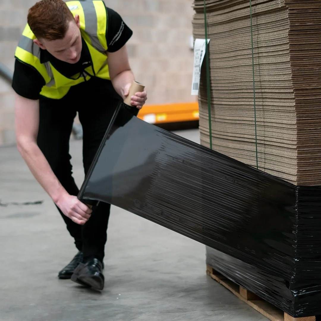 Black Pallet Wrap with Handle 13 Micron 400mm
