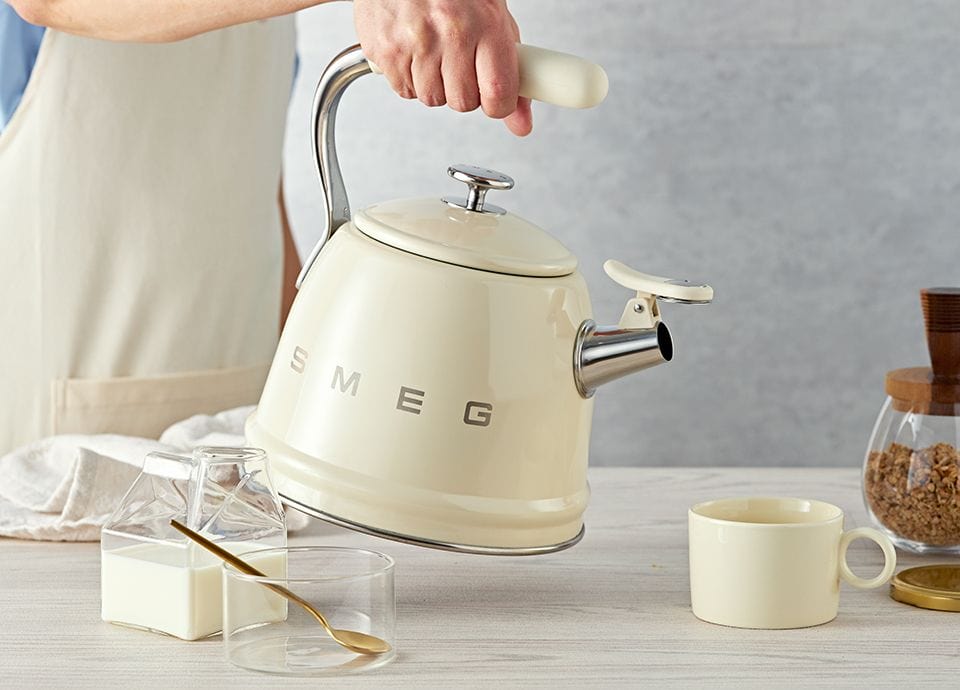 smeg KETTLE Smeg Whistling Kettle, 2.3 Litre Cream CKLW2001CR (7248160620633)